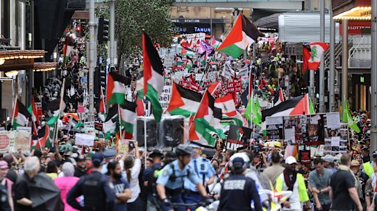 Protesters should be banned from chanting “globalise the intifada”, an inquiry has recommended. 