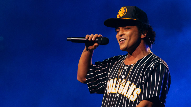 Herald Review] Bruno Mars brings magic to sold-out crowd in Seoul with  finesse