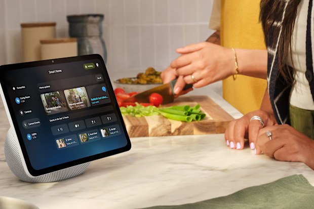 Alexa+ sistemi, Amazon Echo akıllı hoparlörlerde yaratıcı AI sohbetlerini sunuyor.