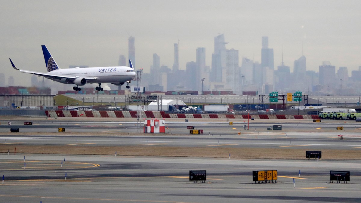 US Politics Live Updates: Big delays at US airports after cable cut