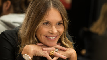 "Women are more readily open to communicating with their community": Elle Macpherson.