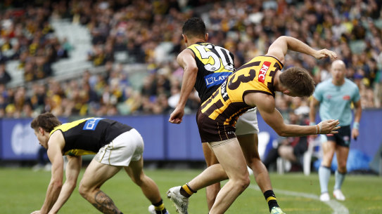 Pickett bumped Hawk Dylan Moore in the second quarter of Saturday’s match the MCG.