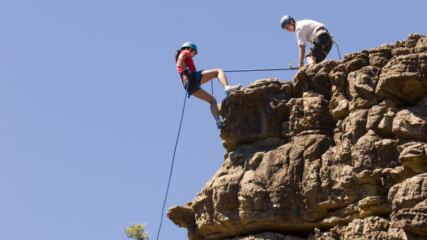  A pair of rock climbers in the Grampians' Grand Canyon.