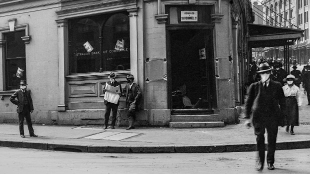 Masked men on Hunter and O'Connell streets, 1919.