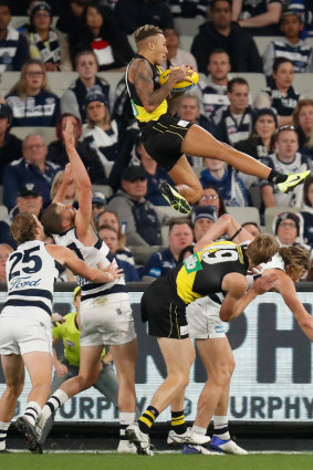 Shai Bolton pulls off his screamer over Tom Lynch and Mark Blicavs.