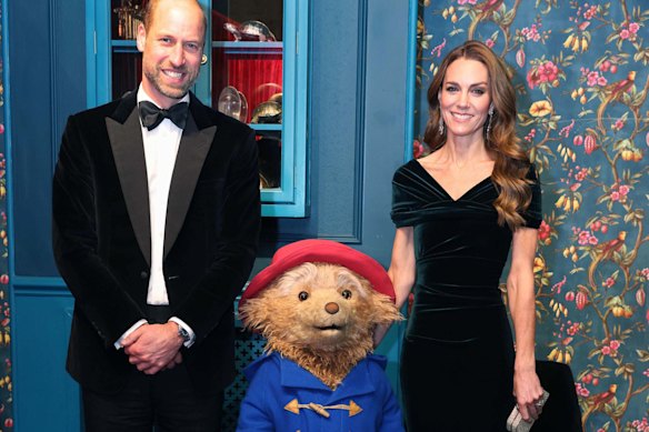 El príncipe William y la princesa Catherine con el oso Paddington del musical de Londres durante el Royal Variety Performance en noviembre pasado.