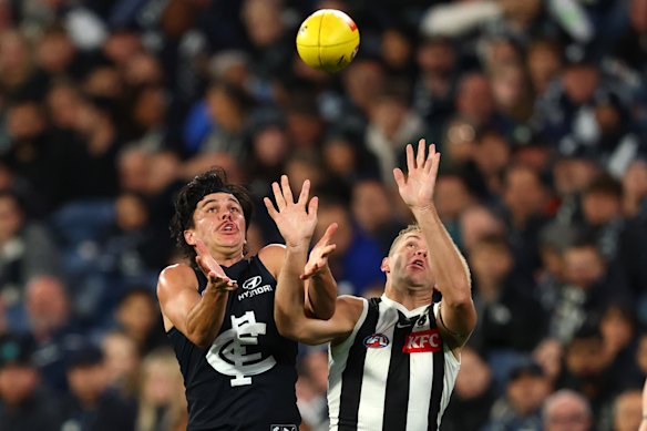 Carlton’s Elijah Hollands competes against Collingwood’s Dan Houston for the ball on Thursday night.