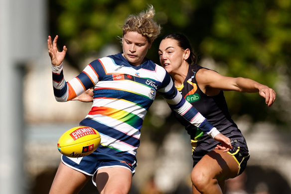 Richmond’s Monique Conti lays a tackle on Geelong’s Georgie Prespakis.