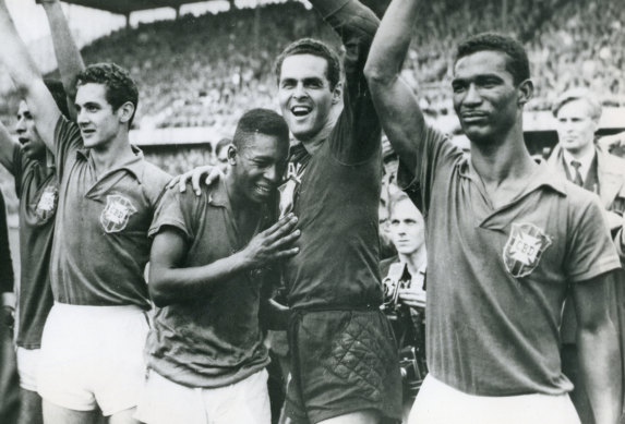 Pelé celebra con sus compañeros después de ganar la Copa del Mundo de 1958.