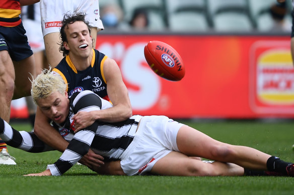 Jack Ginnivan tackled by Will Hamill in round 18 in 2022.