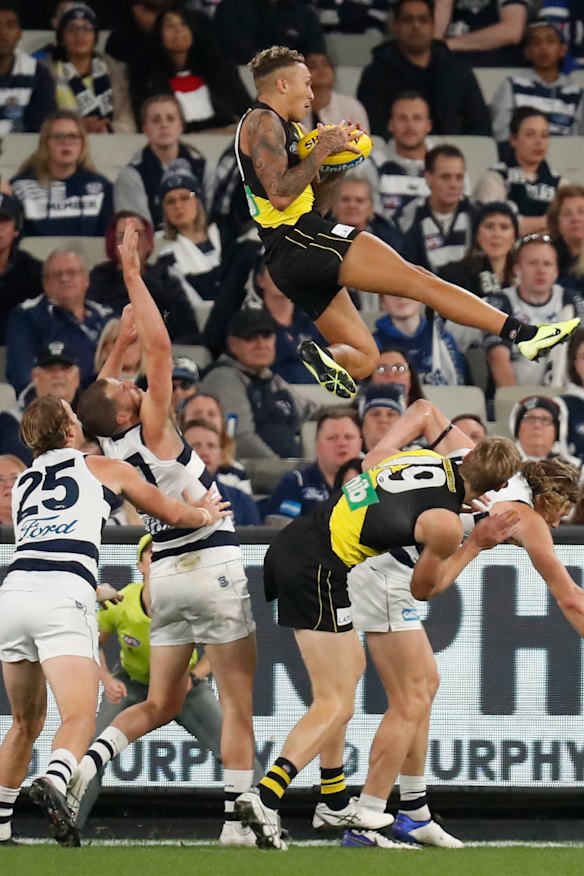 Shai Bolton pulls off his screamer over Tom Lynch and Mark Blicavs.