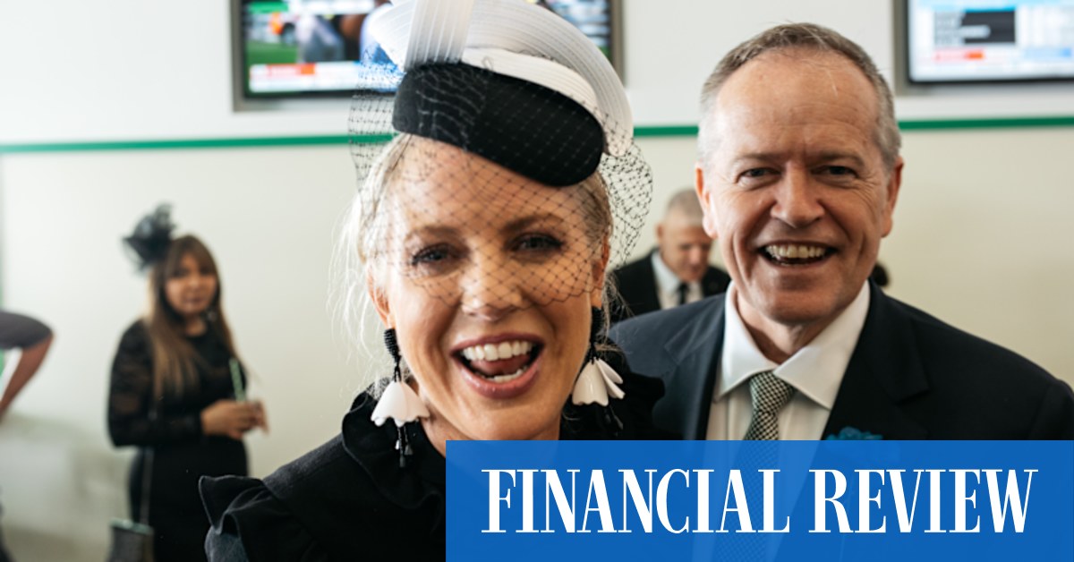 Victoria Derby day: Bill Shorten flies the flag for Labor at Flemington, joining corporates, TV personalities and sports stars in the birdcage - Vimarsana News