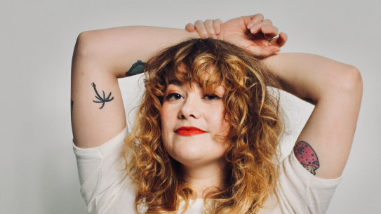 Alexandra Tweten publicly posts the awful messages women receive on dating apps. 