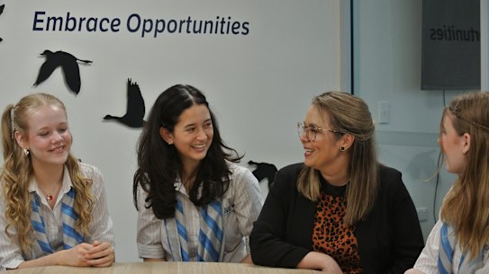 Os alunos de teatro do 10º ano do QACI Flo Penny (à esquerda), Lixi Caldwell (centro à esquerda) e Hedid Seterlund (à direita) falam sobre seu espetáculo de teatro do quarto semestre com a diretora Shannon Carter (centro à direita).