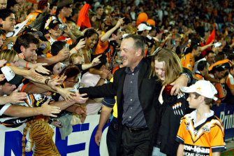 Sheens merayakan kemenangan grand final tahun 2005 yang menggetarkan Tiger dengan umat beriman di stadion Olimpiade.