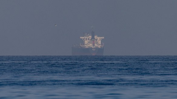 Kapal pengangkut bulk Belray di Teluk, dekat Selat Hormuz pada 22 Maret.