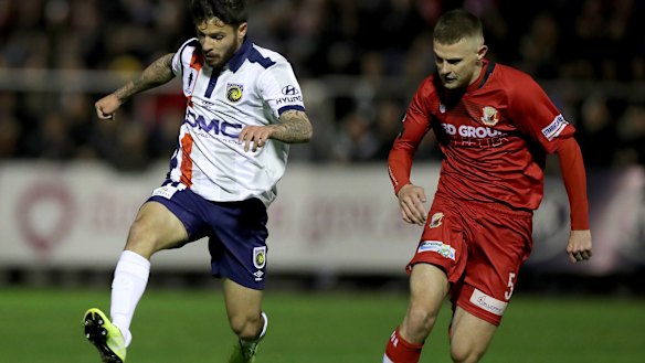 Daniel Da Silva of the Mariners in action during the quarter finals.