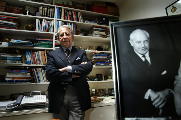 Tony Eggleton with a portrait of Harold Holt in his Canberra home in 2003.