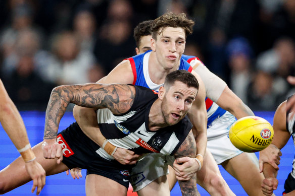 Jeremy Howe of the Magpies is tackled by Harvey Gallagher of the Bulldogs.