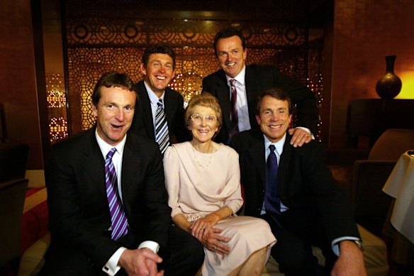 Edna Daniher (centro) retratada em 2004 com, da esquerda para a direita, Neale, Chris, Anthony e Terry.