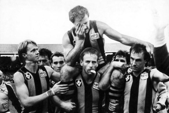 Leigh Matthews is chaired off after his last game for Hawthorn in 1985.