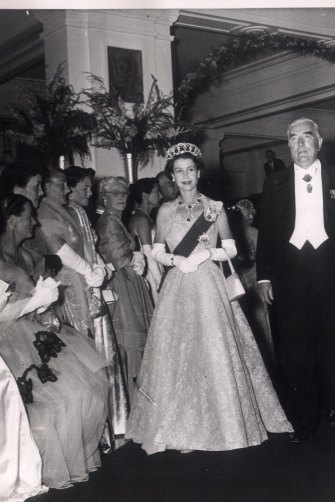 Kraliçe, başbakan Robert Menzies tarafından Parlamento Binası'nda yemeğe eşlik etti, 1954