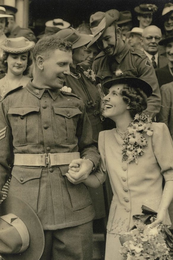 Robyn Davidson’s parents, Mark
and Gwen, on their wedding day in 1942.