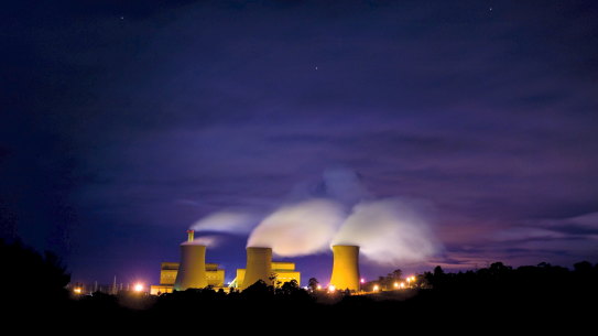 Australia's greenhose gas output is flatlining, as emissions reductions in the energy and agriculture sectors are offset by a rise in emissions from growth in liquefied natural gas exports.