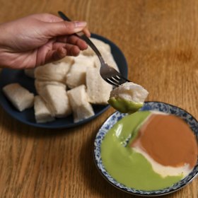 Steamed bread with kaya. 