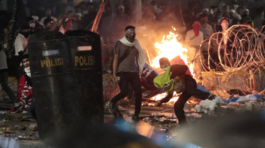 supporters of Prabowo Subianto clash with police.