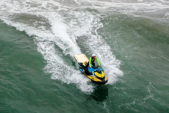 The number of jet ski rescues increased markedly in the recent summer. 