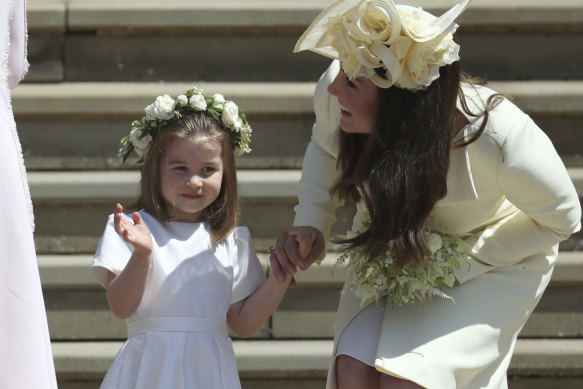 夏洛特公主和凯瑟琳，现为威尔士王妃，在 2018 年哈里王子和梅根的婚礼上。