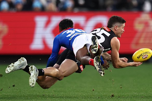 Jack Crisp is tackled by Kysaiah Pickett 