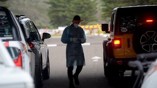 Northern Beaches residents queue for a COVID-19 test at Newport Beach on Boxing Day. 