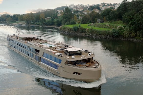 On the river in the cappuccino-coloured MS Estrela.