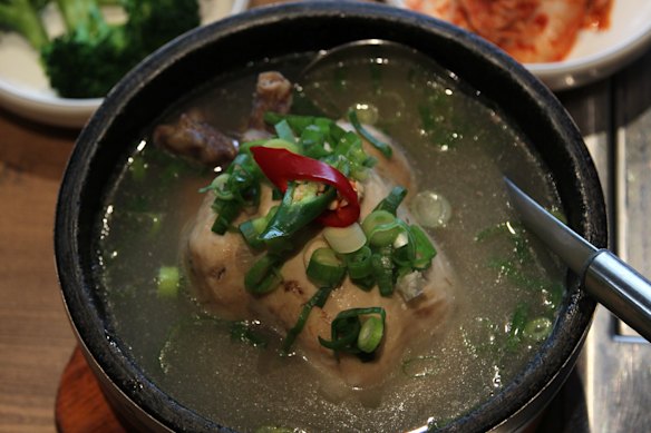 Frango Ginseng em Dae Jang Kum. 