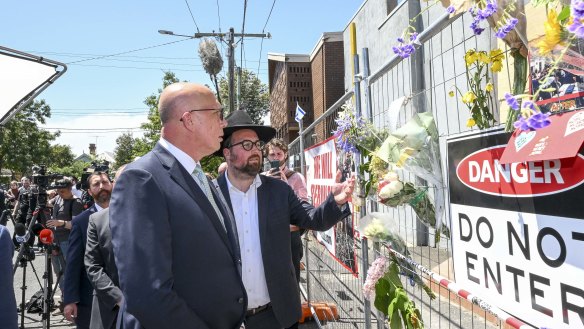 Opposition Leader Peter Dutton arrives at the synagogue and meets with the local Jewish community.