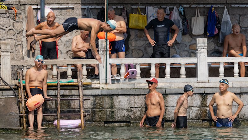 Beijing retirees swim near Summer Palace despite local swimming ban