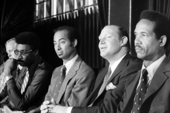Kerry Packer with Sir Garfield Sobers at a press conference to promote World Series Cricket in 1977.