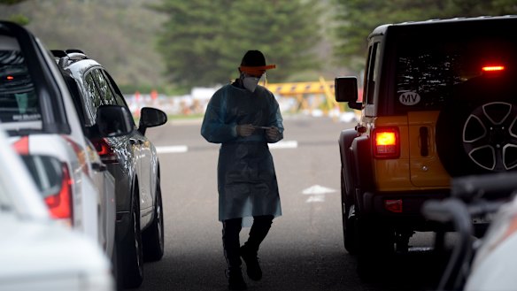 Northern beaches residents queue for a COVID-19 test at Newport Beach on Boxing Day. 