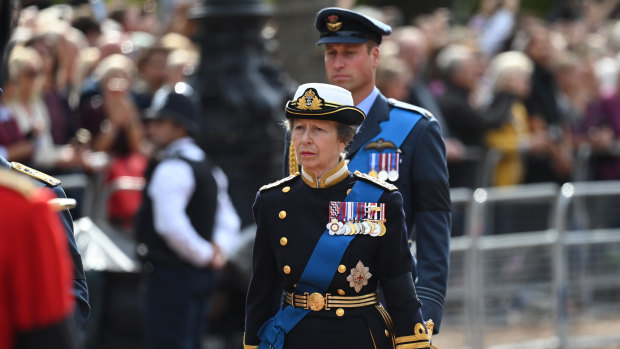 Kraliyet Prensesi Prenses Anne, Londra'da bir tören alayı sırasında Kraliçe'nin tabutunun arkasında yürüyor.