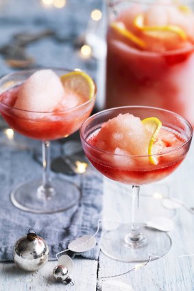 Mocktails are a healthy dietary option during Christmas.