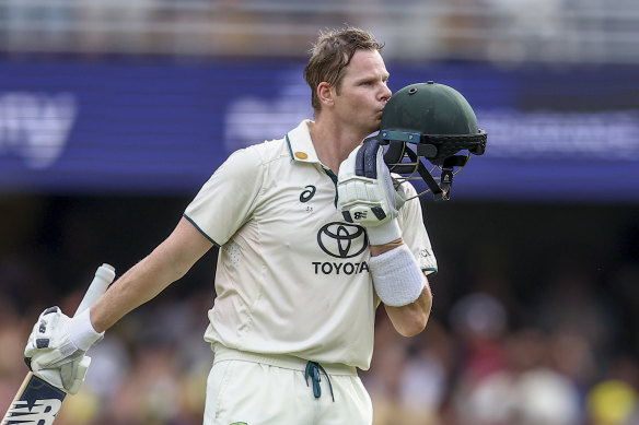 Steve Smith reaches his century.