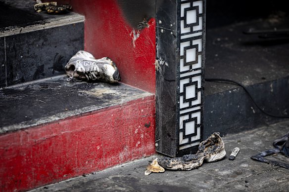 Scarpe bruciate lasciate fuori dal locale.