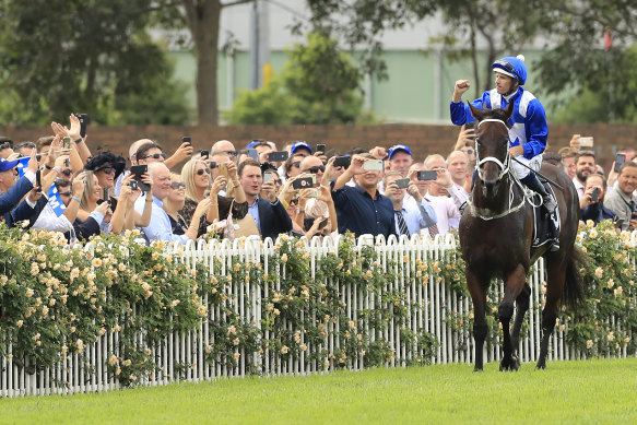 Hugh Bowman salutes the crowd after winning the George Ryder Stakes on Golden Slipper Day at Rosehill in 2019.