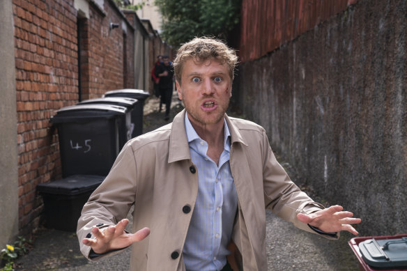 Seamus (Johnny Flynn) is a self-important journalist who meets his match in Belfast. 