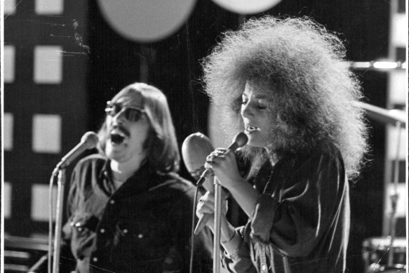 Wendy Saddington performs with Jeff St John in 1970.