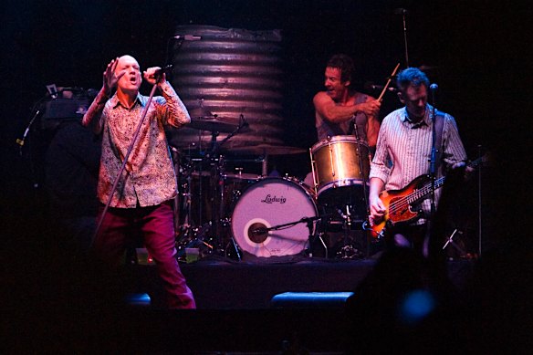 Peter Garrett, Rob Hirst e Bones Hillman do Midnight Oil se apresentam no concerto Sound Relief Victorian Bushfire Appeal 2009 no MCG.