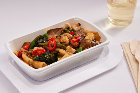 A vegan char kway teow served in economy on Qantas.