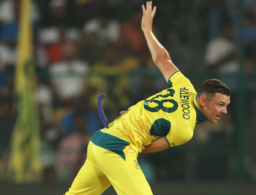 Josh Hazlewood ha concesso solo 18 punti nei suoi primi cinque over.